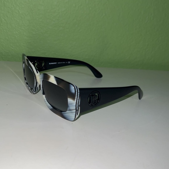Burberry Designer Sunglasses - Picture 4 of 6
